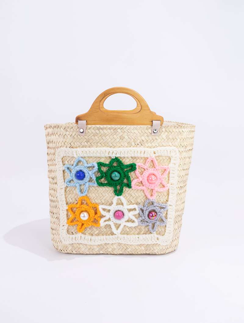 Sac couffin en paille avec fleurs colorées